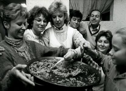 Celebración en Valencia, con paella, del Gordo, el 20.064 el 22 de diciembre de 1987.