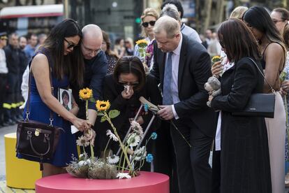 Las víctimas de los atentados del 17-A, durante la ofrenda floral de La Rambla de Barcelona de 2019.