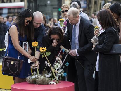 Las víctimas de los atentados del 17-A, durante la ofrenda floral de La Rambla de Barcelona de 2019.