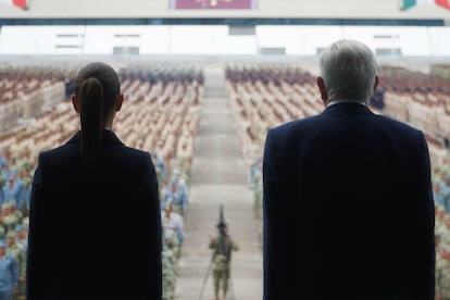 Claudia Sheinbaum y Andrés Manuel López Obrador realizan un saludo a las Fuerzas Armadas de México, en septiembre de 2024.