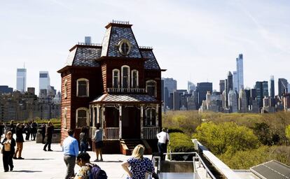 Un grupo de personas observa la obra 'Transitional Object (PsychoBarn)' de la artista británica Cornelia Parker.