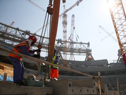 Dos obreros trabajan en la construcción en el Estadio Icónico de Lusail en Doha, en diciembre de 2019.