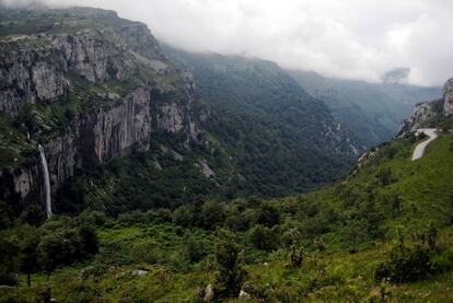 Un elegante salto desde un precipio de 70 metros anuncia el inicio del discurrir del Asón. La cascada aumenta o disminuye según precipite en los días precedentes: un remanso de aguas de lluvia, filtrado desde lo alto a través del  interior de la montaña, da lugar a esta elegante caída de agua con la que nace el río.