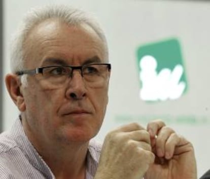 El coordinador general de Izquierda Unida, Cayo Lara, ha advertido hoy en un congreso de UGT del "mayor ataque que se ha visto en democracia" contra "los sindicatos de clase", aunque también ha llamado a que "cada uno asuma los errores que tenga que asumir" y que "a quien la haga que la pague". EFE/Archivo