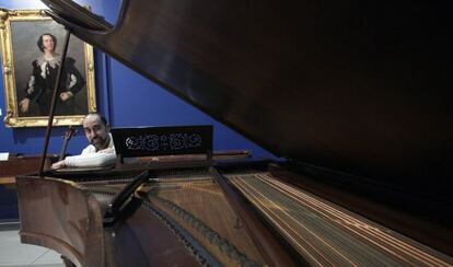 El pianista Emilio González Sanz, con el piano histórico que el próximo lunes se escapa del museo para evocar a Mozart y Arriaga.