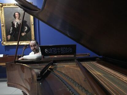 El pianista Emilio Gonz&aacute;lez Sanz, con el piano hist&oacute;rico que el pr&oacute;ximo lunes se escapa del museo para evocar a Mozart y Arriaga.