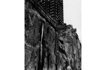 <b>Berenice Abbott.</b> Rockefeller Center, Nueva York, 1932. El complejo de edificios del Rockefeller Center en el Midtown de Manhattan es hoy uno de los grandes focos turísticos y comerciales de Nueva York. En las imágenes de Berenice Abbott aparece despojado de glamour, tal como lo debieron de ver los obreros que lo construyeron.