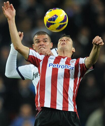 Aduriz pelea el balón con Pepe.