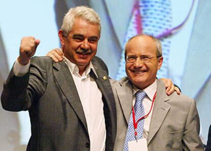 Pasqual Maragall, a la izquierda, y José Montilla, durante la clausura del 10º Congreso del PSC.