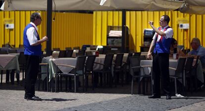 Dos camareros en la plaza Mayor de Madrid.