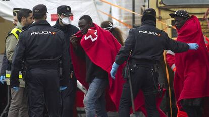 La policía atiende a parte de los 53 inmigrantes llegados a Málaga.