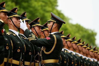 Miembros de la guardia de honor se preparan para una ceremonia de bienvenida a la que asistieron el primer ministro chino, Li Keqiang, y el primer ministro de Dinamarca, Lars Lokke Rasmussen, en el Gran Salón del Pueblo de Pekín, China.