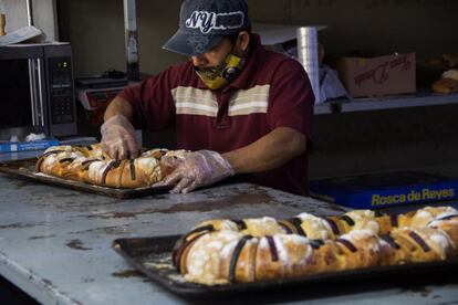 Un panadero prepara una rosca de Reyes en el centro de Ciudad de México este martes. La tradición en el país indica que hay que poner varios muñecos que representen al Niño Dios dentro de la rosca.