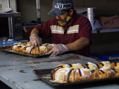 Un panadero prepara una rosca de Reyes en el centro de Ciudad de México.