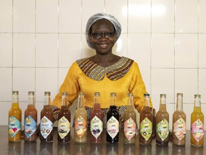 La emprendedora Esther Dienderé con sus productos.