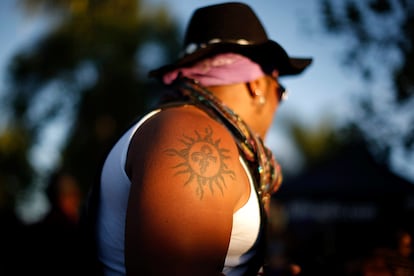 Un hombre con un tatuaje de Prince en el brazo durante un homenaje en Los Angeles, California.