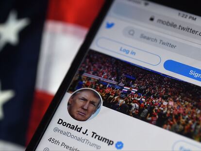 La cuenta de Donald Trump en Twitter, vista en la pantalla de un móvil.