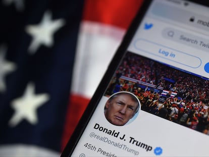 La cuenta de Donald Trump en Twitter, vista en la pantalla de un móvil.