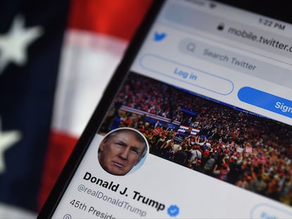 La cuenta de Donald Trump en Twitter vista en un móvil.