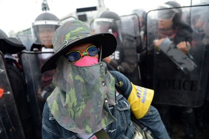 Un manifestante en Bangkok protegido con máscaras antigas.