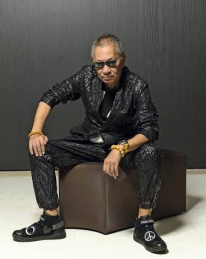 Takashi Miike posa para ICON con la mala cara que se le queda después de que tarden más en servirle un café que él en rodar un largometraje.