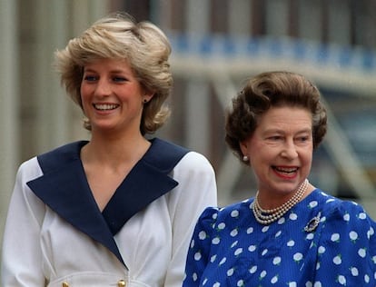 Diana de Gales e Isabel II en Clarence House (Londres), en agosto de 1987.