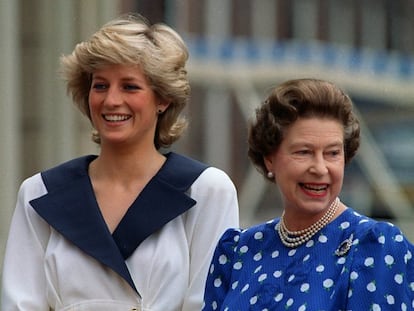 Diana de Gales e Isabel II en Clarence House (Londres), en agosto de 1987.