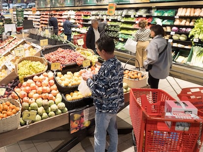 Estante de frutas de un supermercado de Eroski.