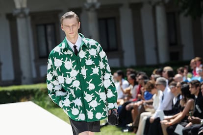 Un modelo con chaqueta de flores, una de las propuestas de Pierpaolo Piccioli de la colección primavera-verano 2024 de Valentino, en el desfile en la semana de la moda de Milán.