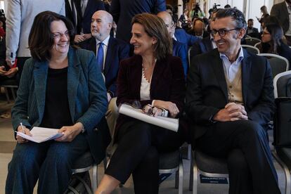 Nicola Speroni en febrero de 2023 durante el 'Encuentro Energía 2023', en Madrid (España), junto a la directora de Expansión, Ana Isabel Pereda y la vicepresidenta tercera y ministra de para la Transición Ecológica y el Reto Demográfico, Teresa Ribera.