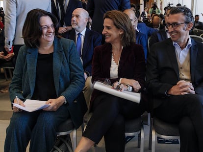 Nicola Speroni en febrero de 2023 durante el 'Encuentro Energía 2023', en Madrid (España), junto a la directora de Expansión, Ana Isabel Pereda y la vicepresidenta tercera y ministra de para la Transición Ecológica y el Reto Demográfico, Teresa Ribera.