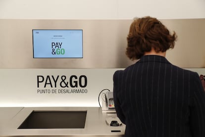 Junto a los servicios de reserva de probadores y localización de artículos en tienda, Zara incorpora la nueva función Pay&Go, que permitirá que los clientes adquieran las prendas con tan sólo escanearlas a través del móvil.