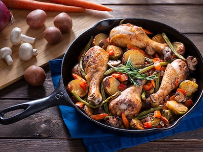 Pollo preparado en una sartén de hierro fundido.