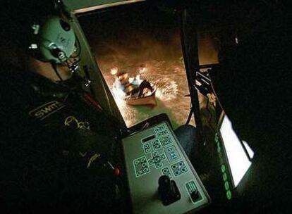 Un funcionario se lanza sobre un bote sospechoso desde un helicóptero en el Estrecho.
