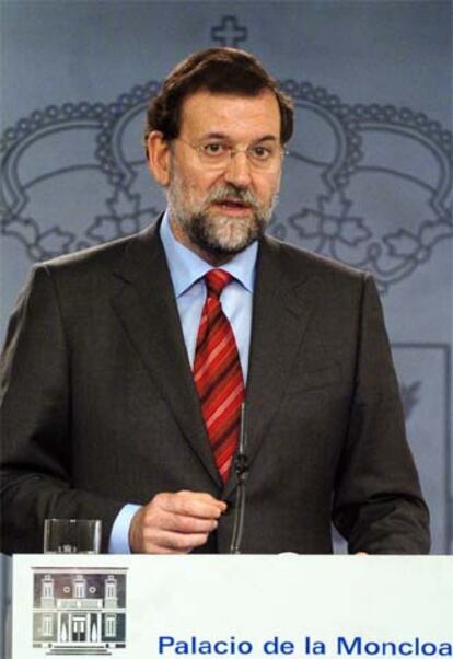 Rajoy, que se mostró satisfecho por que Zapatero le había garantizado que no tiene ningún "compromiso" con la 
banda terrorista, le instó a priorizar la costatación de abandono de la violencia, a no "precipitarse" y a no "comprometer al Estado de Derecho": "Para mí, la prioridad es constatar la voluntad definitiva de dejar las armas. Yo no me movería de ahí", indicó.