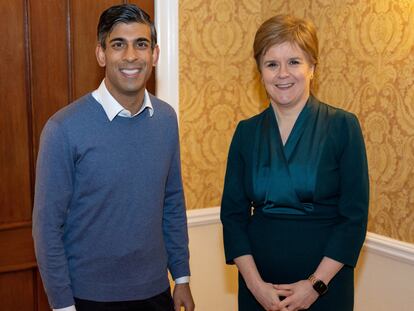 El primer ministro británico Rishi Sunak posa junto a la primera ministra escocesa Nicola Sturgeon, el pasado día 12 en Inverness, Escocia.