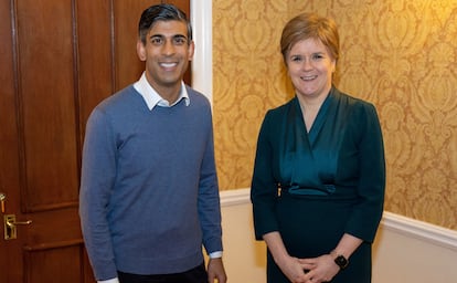 El primer ministro británico Rishi Sunak posa junto a la primera ministra escocesa Nicola Sturgeon, el pasado día 12 en Inverness, Escocia.