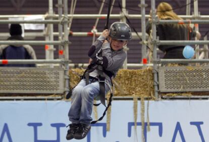 Un niño disfruta ayer de una de las actividades instaladas en el PIN de Barakaldo.