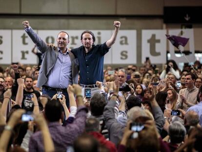 Rubén Martínez (a la izquierda), candidato de Unidas Podemos a la Generalitat valenciana, con Pablo Iglesias, el 17 de abril en Valencia.