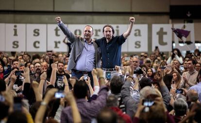 Rubén Martínez (a la izquierda), candidato de Unidas Podemos a la Generalitat valenciana, con Pablo Iglesias, el 17 de abril en Valencia.