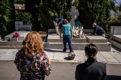 Entierro de un hombre fallecido por covid-19, en el cementerio de La Almudena de Madrid en septiembre.