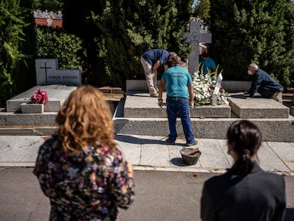 Entierro de un hombre fallecido por covid-19, en el cementerio de La Almudena de Madrid en septiembre.