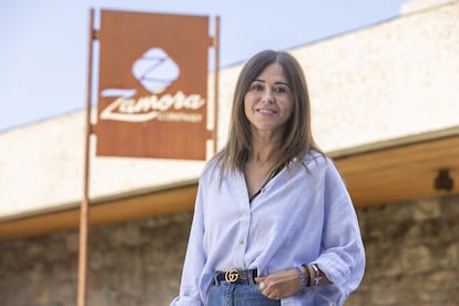 Eva Olavarrieta es la nueva directora de recursos humanos y comunicación interna de Zamora Company. Comenzó su carrera en la dirección del departamento comercial de la multinacional británica Dixons Carphone. En sus más de 15 años de carrera, ha trabajado también para empresas como Dominion Global, The Phone House y Altadis. Licenciada en Derecho por la Universidad Complutense de Madrid, tiene varias certificaciones en Liderazgo y Dirección de Coaching Ejecutivo.