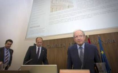 El presidente del Tribunal Constitucional, Pascual Sala Sánchez (d), junto al presidente del Gobierno de Extremadura, José Antonio Monago (c), durante la conferencia de clausura que ha pronunciado en las jornadas sobre los consejos consultivos de España, hoy en el Parlamento extremeño.