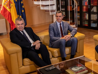 Pedro Sánchez y el secretario de Organización del PSOE, Santos Cerdá, durante su reunión del 14 de octubre en el Congreso con la portavoz de Junts, Míriam Nogueras.