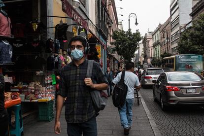 Un joven en el centro histórico de la Ciudad de México usa cubrebocas por la contingencia ambiental, en mayo de 2019.