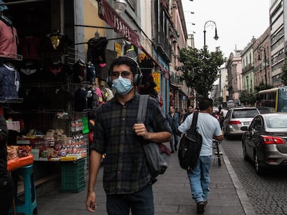 Un joven en el centro histórico de la Ciudad de México usa cubrebocas por la contingencia ambiental, en mayo de 2019.