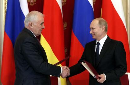 Putin saluda al presidente de Osetia del Sur Leonid Tibilov, este miércoles en Moscú.