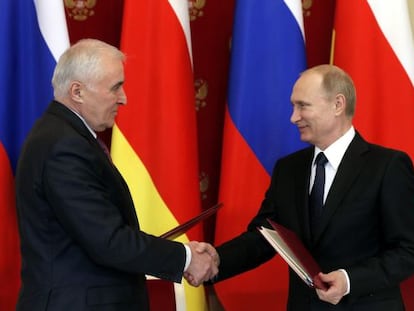 Putin saluda al presidente de Osetia del Sur Leonid Tibilov, este miércoles en Moscú.