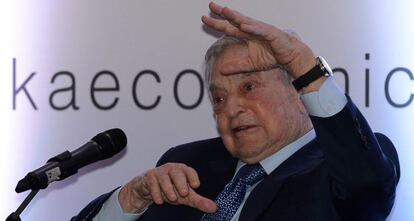 El inversor estadounidense George Soros, durante su intervenci&oacute;n en un foro econ&oacute;mico en Colombo (Sri Lanka)